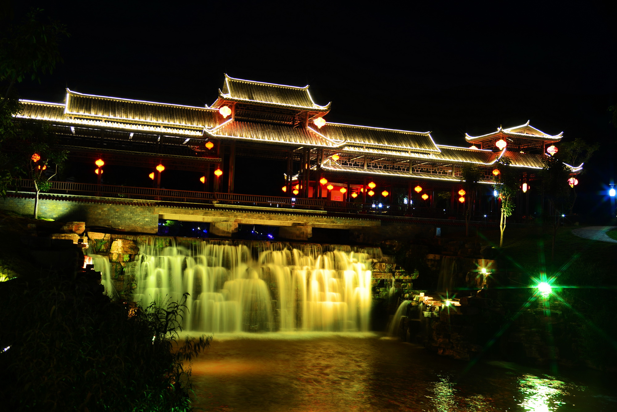 流光溢彩的屏边牧羊河湿地公园